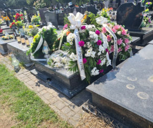 Nowa Sarzyna. Przemysław  S. przyznał, że zabił sąsiadkę. Na grobie pojawiły się kwiaty od sąsiadów [ZDJĘCIA]