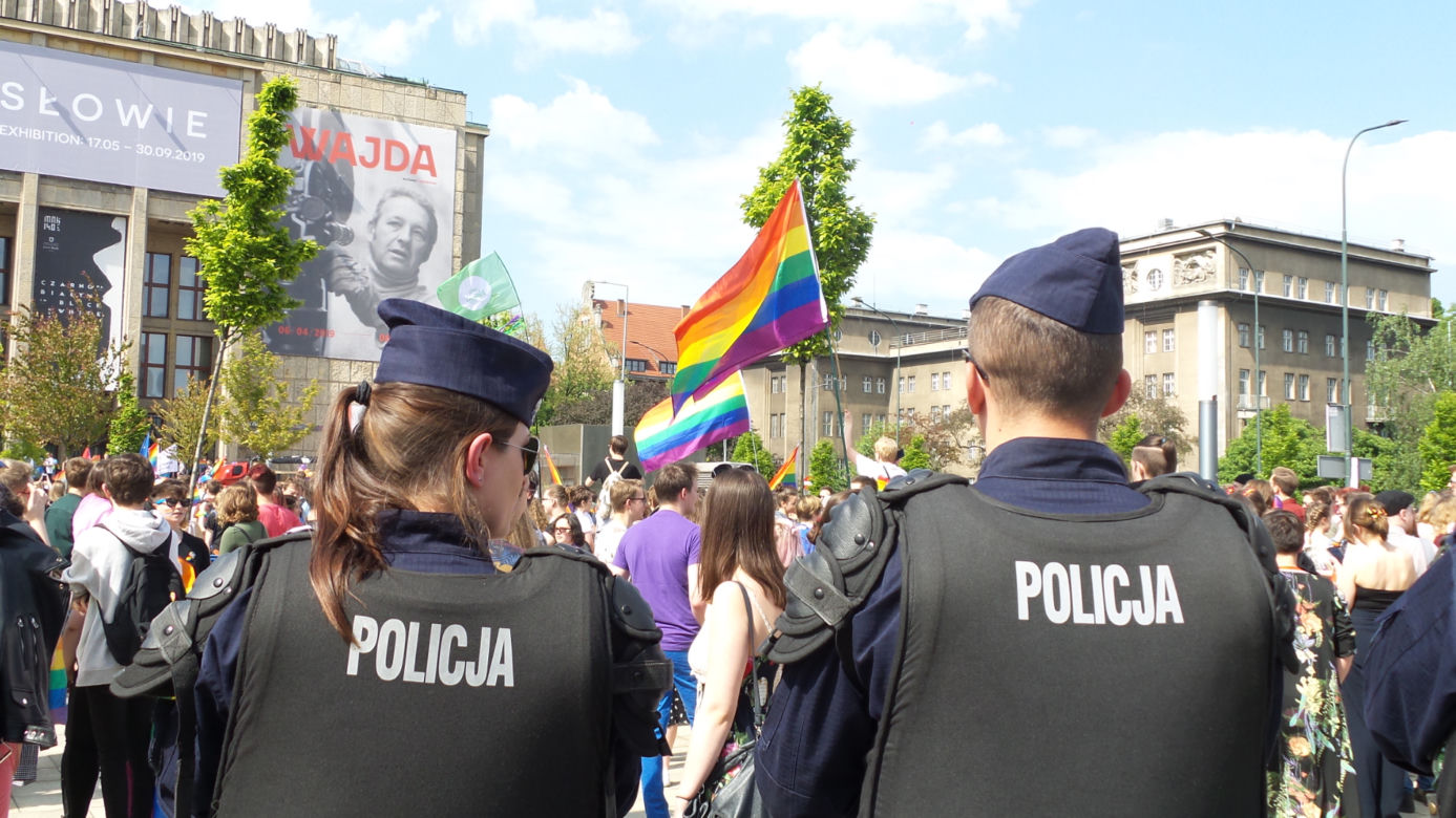 Gigantyczne siły policji zabezpieczały Marsz Równości i kontrmanifestacje w Krakowie