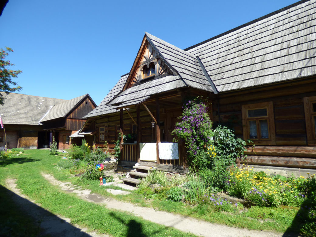 Ta małopolska wieś to żywy skansen. Kilkuset letnie chałupy wciąż zamieszkują mieszkańcy