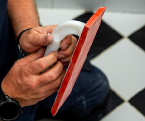 Jak poprawnie usunąć starą fugę i silikon oraz nałożyć nowy? Murator Remontuje