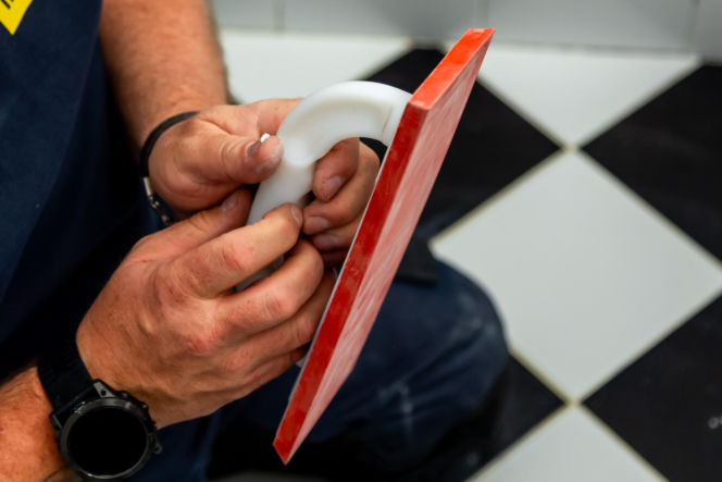 Jak poprawnie usunąć starą fugę i silikon oraz nałożyć nowy? Murator Remontuje