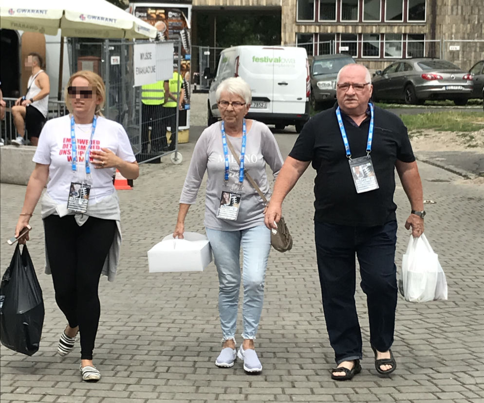 RODZICE EDYTY GÓRNIAK NIOSĄ JEJ WAŁÓWKĘ