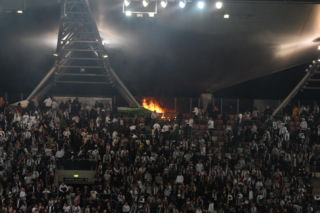 Płoną trybuny przez Łazienkowskiej 3