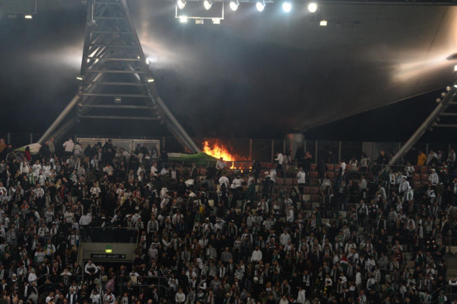 Płoną trybuny przez Łazienkowskiej 3