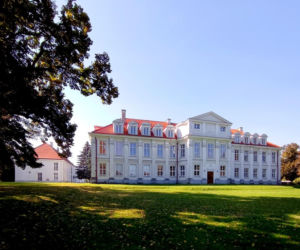 To jedno z najstarszych miast w woj. łódzkim. Było osadą słowiańską, a później siedzibą biskupów