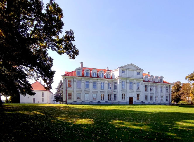 To jedno z najstarszych miast w woj. łódzkim. Było osadą słowiańską, a później siedzibą biskupów