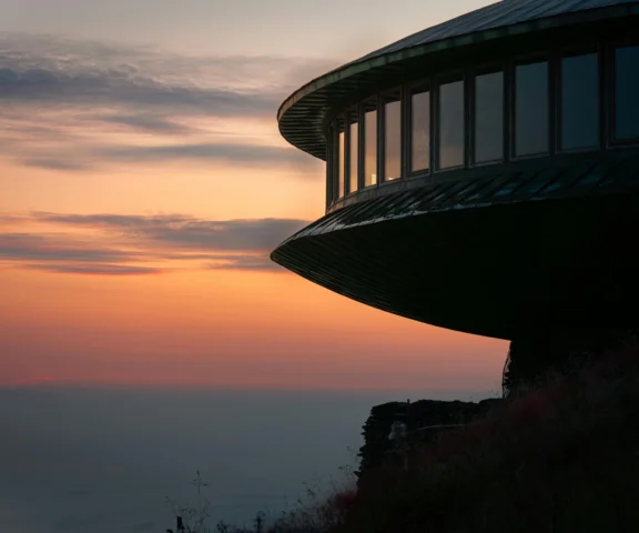 Zaczyna się przebudowa obserwatorium na Śnieżce. Na początek restauracja