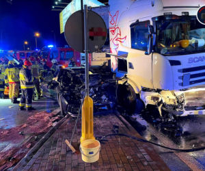 BMW zmasakrowane przez ciężarówkę. Poważny wypadek przy trasie S8
