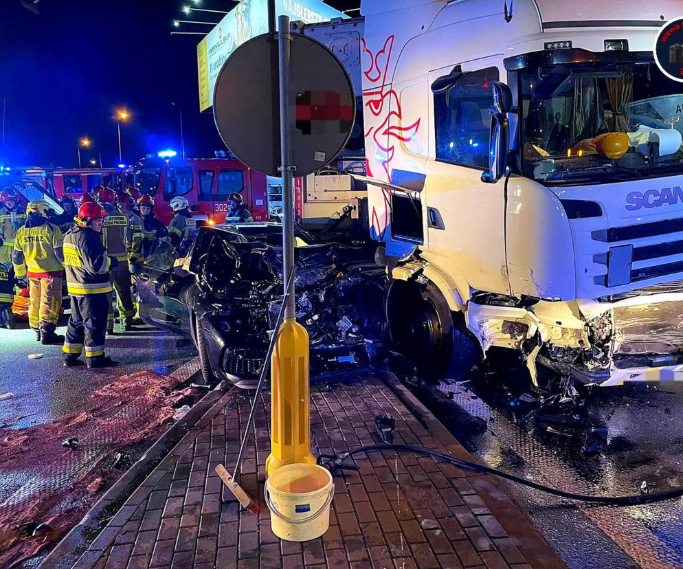 BMW zmasakrowane przez ciężarówkę. Poważny wypadek przy trasie S8