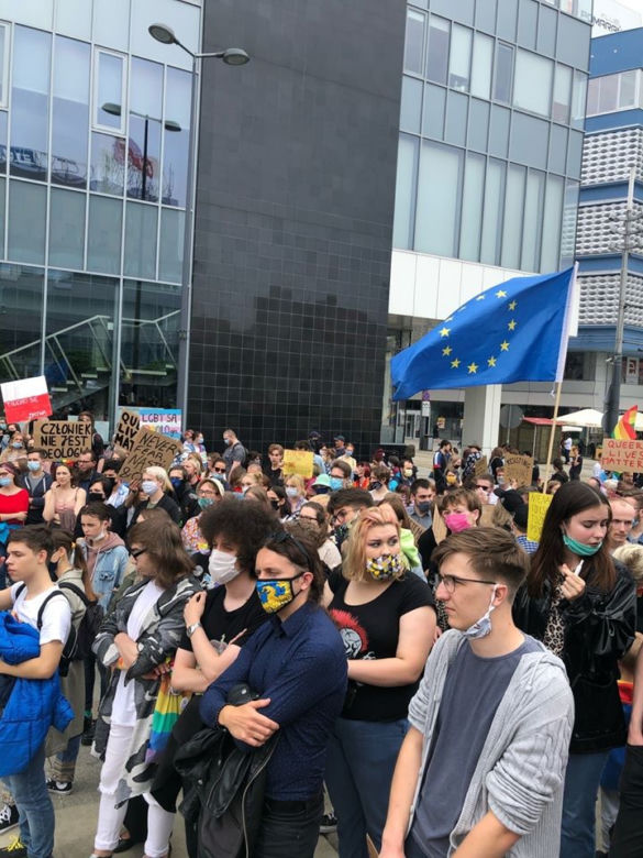 Katowice: Tłumy na proteście społeczności LGBT. "Ludzie to nie ideologia!" 