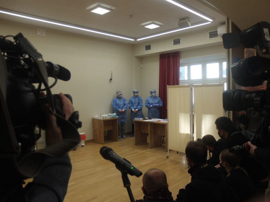 W Lublinie jako pierwsi zaszczepili się medycy na co dzień walczący z epidemią  