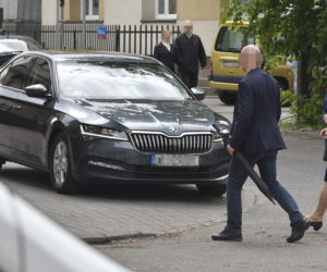 Pawłowicz modli się z ochroniarzem