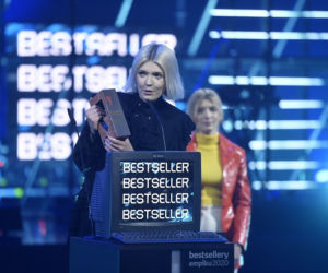Daria Zawiałow odbiera statuetkę w imieniu Quebonafide - Bestsellery Empiku 2020