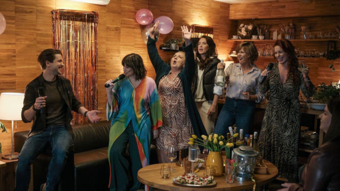 Na dobre i na złe odc. 975. Halinka (Joanna Jarmołowicz), Lucyna Sikorka (Anna Samusionek), Jadzia (Aldona Jankowska), Beata (Maria Góralczyk), Tadek (Marcin Urbanke), Maja Skawina (Katarzyna Wuczko)