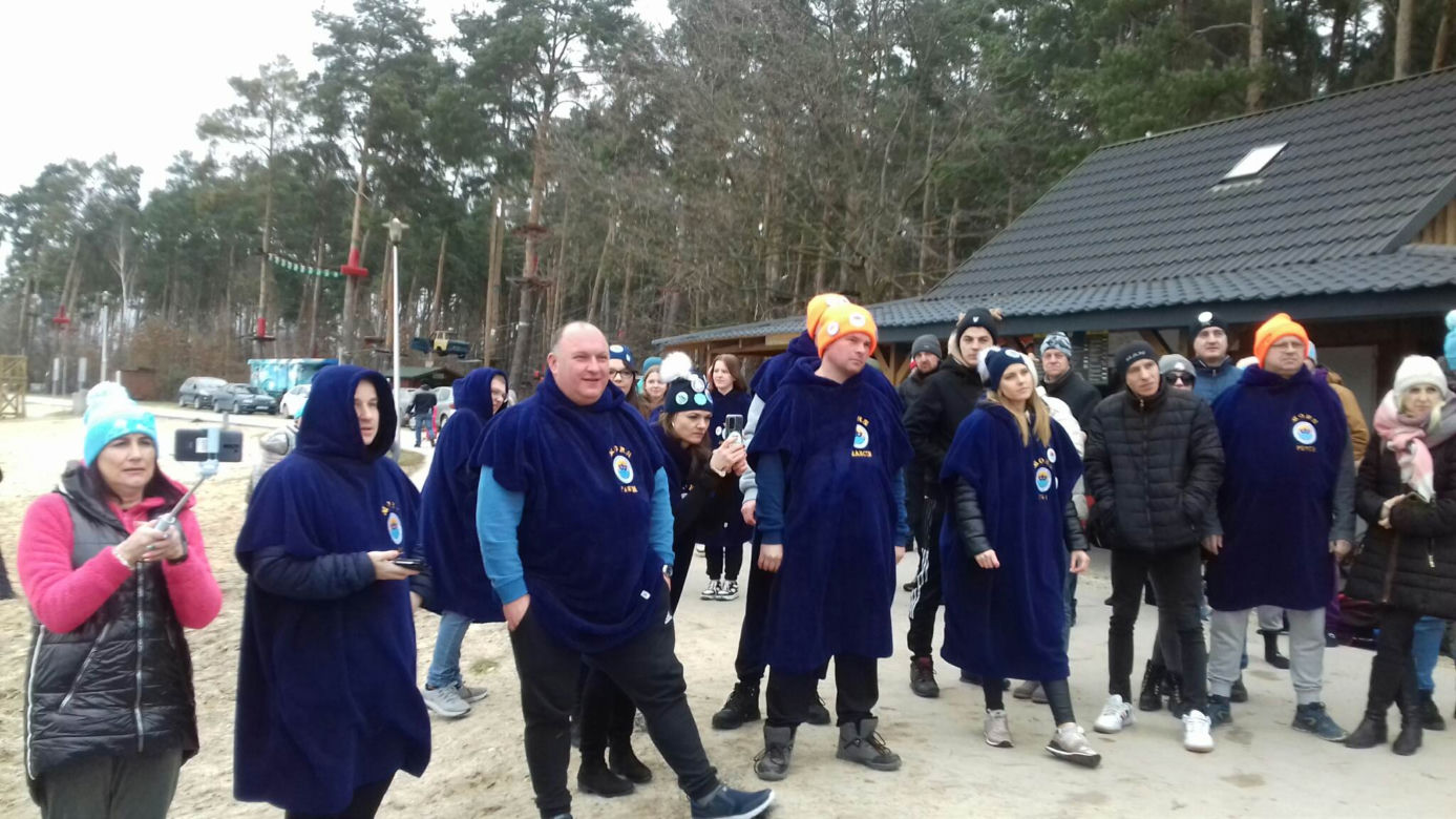 Wielkie liczenie morsów w Morawicy. Do wody weszło około stu osób! 