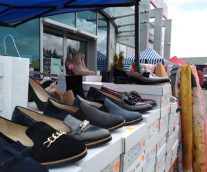 Zamość: Handel przed galerią Revia Park. Sprzedawcy przenieśli się przed galerię