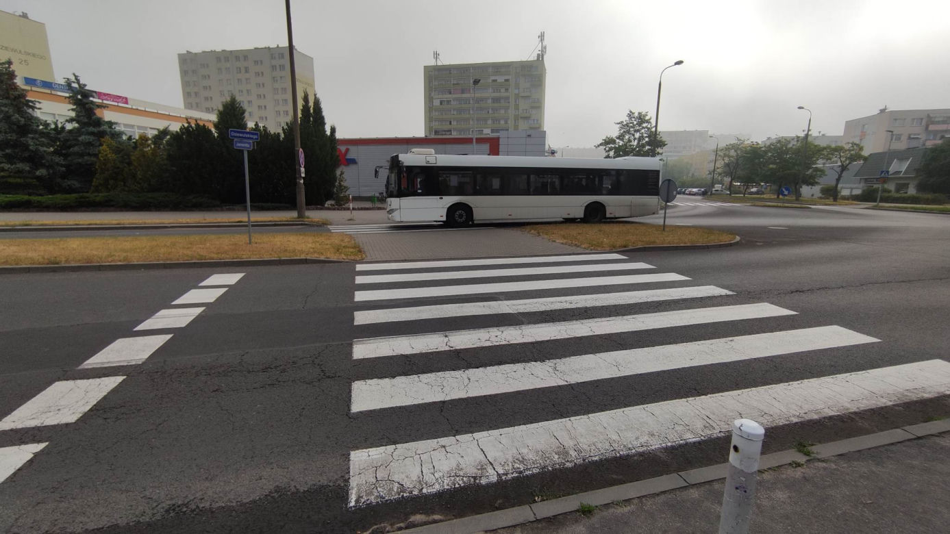 Wypadek na przejściu dla pieszych w Toruniu. Kierowca MZK potrącił kobietę
