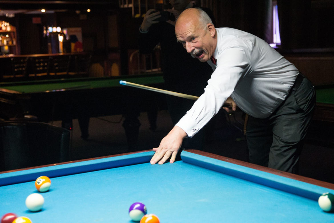Korwin Mikke gra w bilard