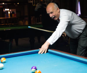 Korwin Mikke gra w bilard