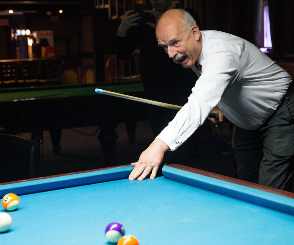 Korwin Mikke gra w bilard