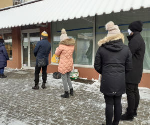 Tłusty czwartek 2021. Łodzianie stoją w długich kolejkach po pączki