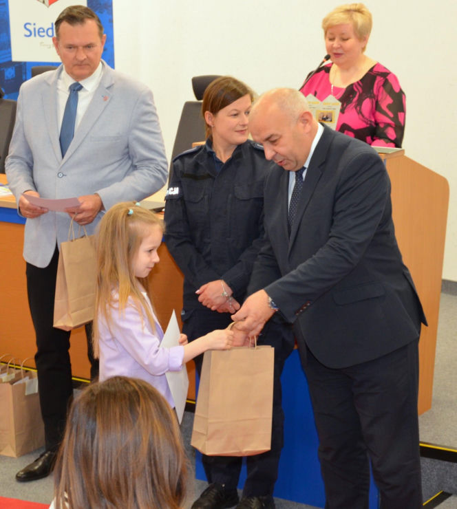 „Plastyczne Oscary” i mosty między pokoleniami. Wielki finał konkursów w ramach kampanii „Widzę – rozmawiam – reaguję” w Siedlcach