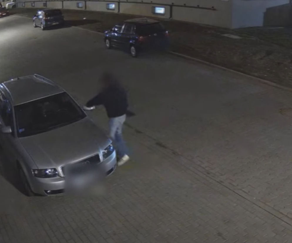 Wandal z Łomży zniszczył trzy samochody. Straty na kilka tysięcy [WIDEO]