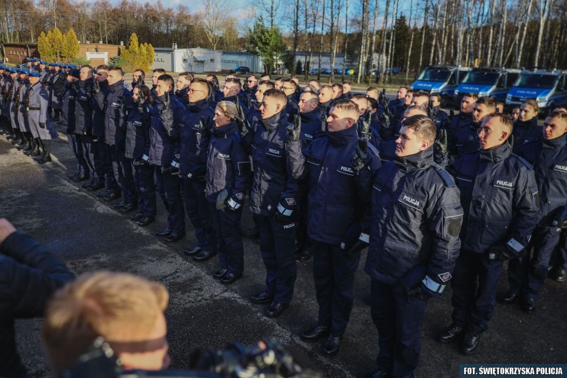 Nowi policjanci w świętokrzyskim garnizonie. W szeregi wstąpiło 58 funkcjonariuszy 