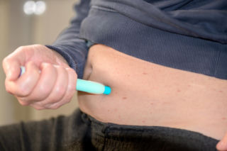 Mikrobiom jelitowy kluczem do sukcesu terapii GLP-1? Nowe badania zmieniają podejście do leczenia