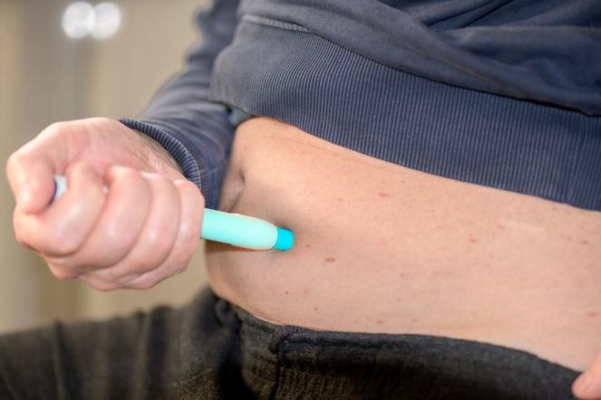 Mikrobiom jelitowy kluczem do sukcesu terapii GLP-1? Nowe badania zmieniają podejście do leczenia