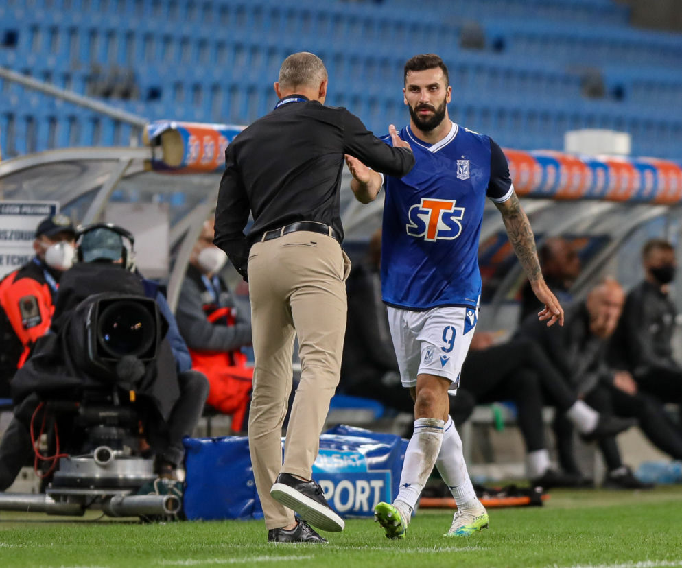 Mikael Ishak w stroju Lecha Poznań mija się z trenerem na murawie. O nauce języka polskiego w klubie czytaj na SE Supersport.