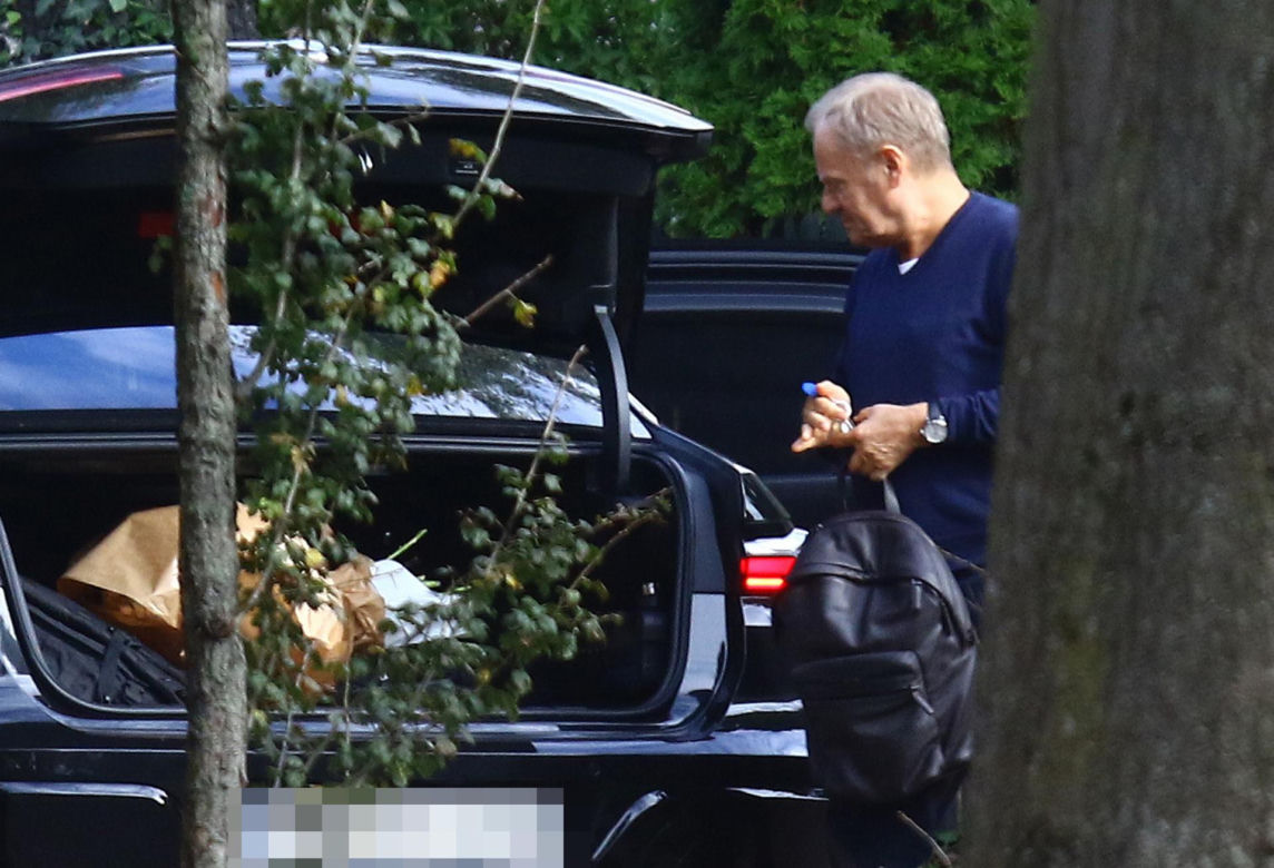 Donald Tusk obsypał żonę kwiatami