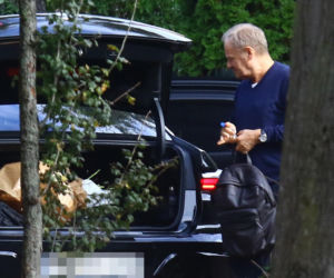 Donald Tusk obsypał żonę kwiatami