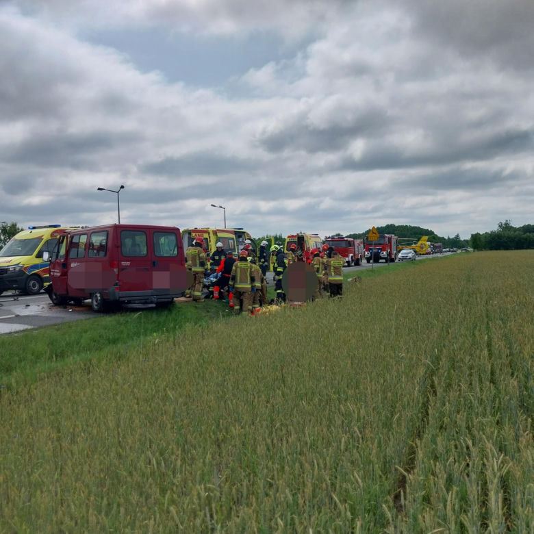 Wypadek busa i osobówki pod Łęczycą. Kilkanaście osób poszkodowanych [ZDJĘCIA]