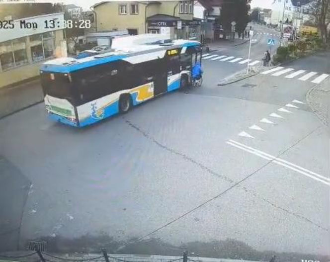 Autobus potrącił 74-letnią rowerzystkę