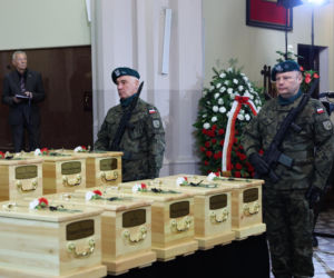 Szok po tragedii w Łodzi. Dziesięć malutkich trumienek na pogrzebie. Tego widoku nie da się wyrzucić z głowy