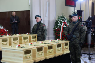 Szok po tragedii w Łodzi. Dziesięć malutkich trumienek na pogrzebie. Tego widoku nie da się wyrzucić z głowy