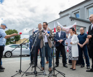 Przemysław Czarnek i Daniel Obajtek protestują przed „Solino”