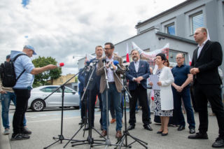 Przemysław Czarnek i Daniel Obajtek protestują przed „Solino”