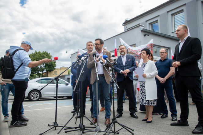 Przemysław Czarnek i Daniel Obajtek protestują przed „Solino”