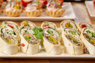 Przekąski na sylwestra z tortilli. Sprawdź najlepsze przepisy na imprezę 