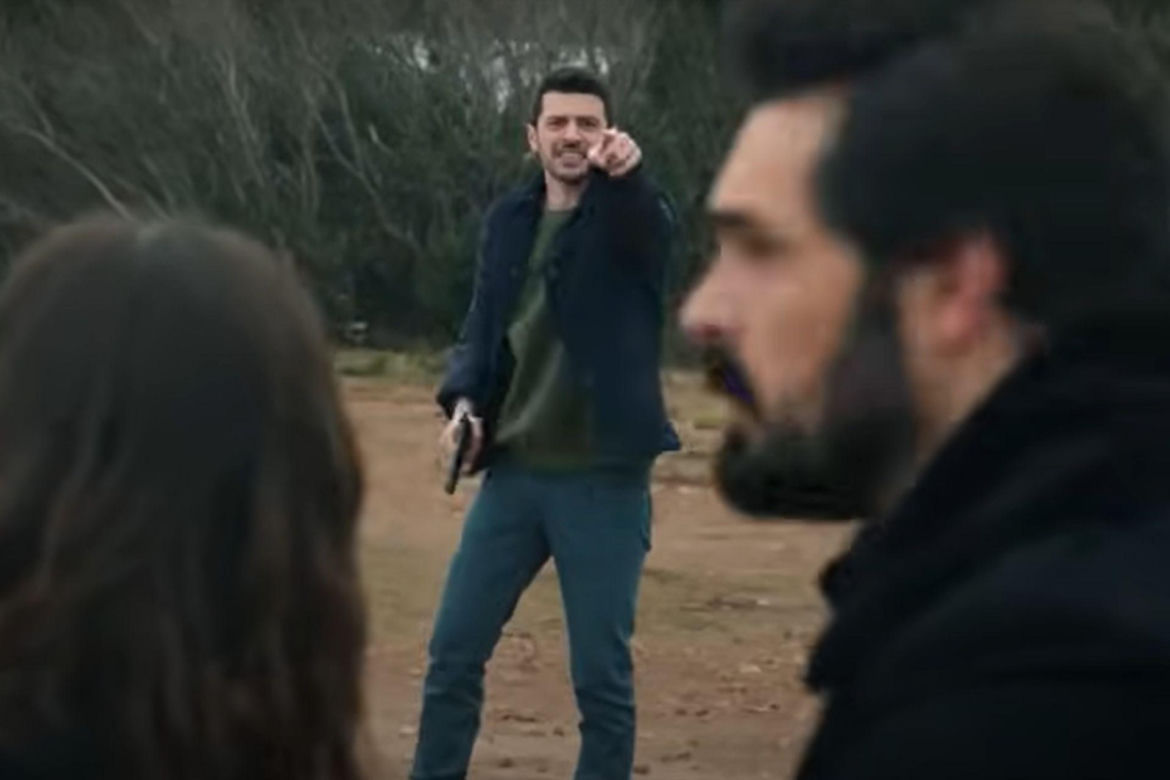 Na miejsce dotrze Aziz! Uzbrojony ostrzeże Yamana, że zbir jest blisko! 