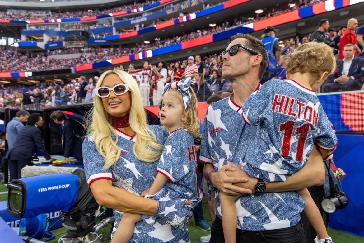 Paris Hilton z dziećmi w dopasowanych stylizacjach