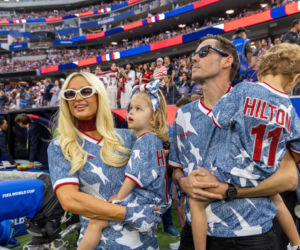 Paris Hilton z dziećmi w dopasowanych stylizacjach