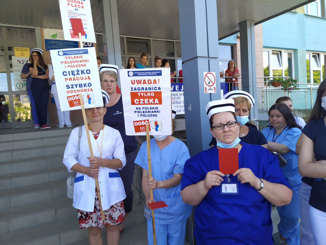 Protest pielęgniarek i położnych pod Mazowieckim Szpitalem Wojewódzkim w Siedlcach - 07.06.2021