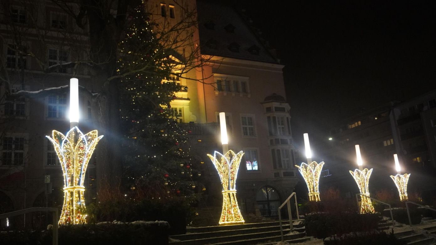 Świąteczne iluminacje w Olsztynie zachwycają. Prawdziwą „gwiazdą” jest choinka na starówce [ZDJĘCIA]