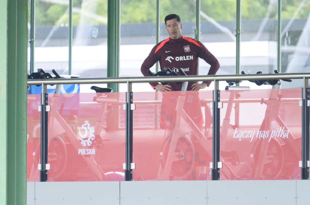 Robert Lewandowski przyłapany przed treningiem z korkami