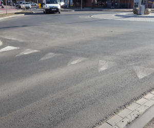 Miasto zapewnia, że to nie była fuszerka. Wiosną poprawione zostaną pasy na ul. Lipowej