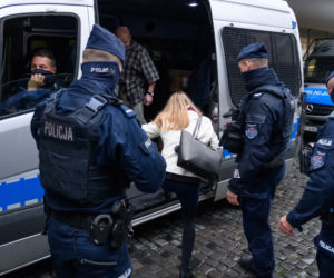 Marsz antycovidowców w Poznaniu. Protestujący: „Zakończyć PLANDEMIĘ! [ZDJĘCIA]