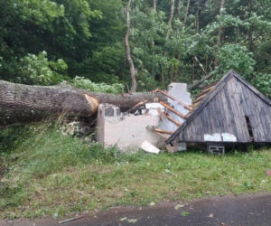 Drzewa na drogach i budynkach. Zniszczone namioty harcerzy. Walka z żywiołem  na Warmii i Mazurach